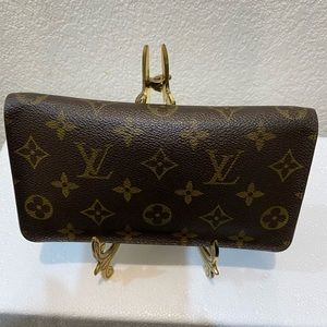 AUTHENTIC LV ZIP UP MONOGRAM WALLET IN EXCELLENT CONDITION.